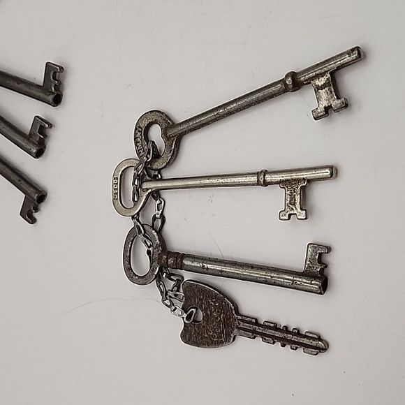 Vintage Lot of Skeleton Keys 8 Count - Picture 2 of 8